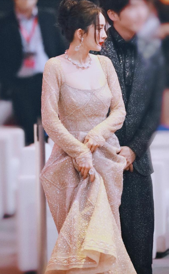 杨幂穿低胸长裙亮相,走红毯成为全场焦点,有几分东方女王的味道