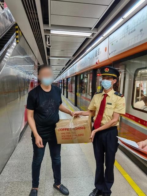 乘客遗忘"巨款"纸箱,地铁工作人员"完璧归赵"