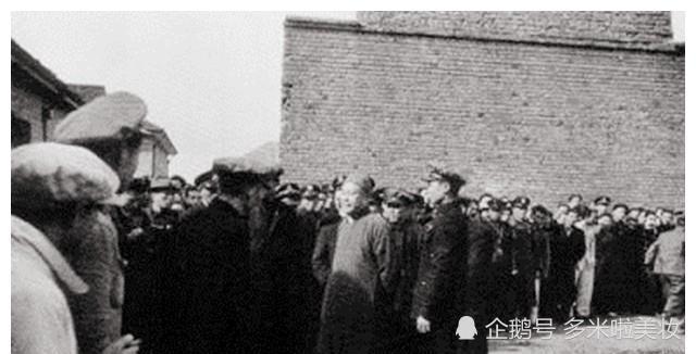 1950年袁文会押送刑场枪决,路旁挤满群众:大混混死到临头也尿海