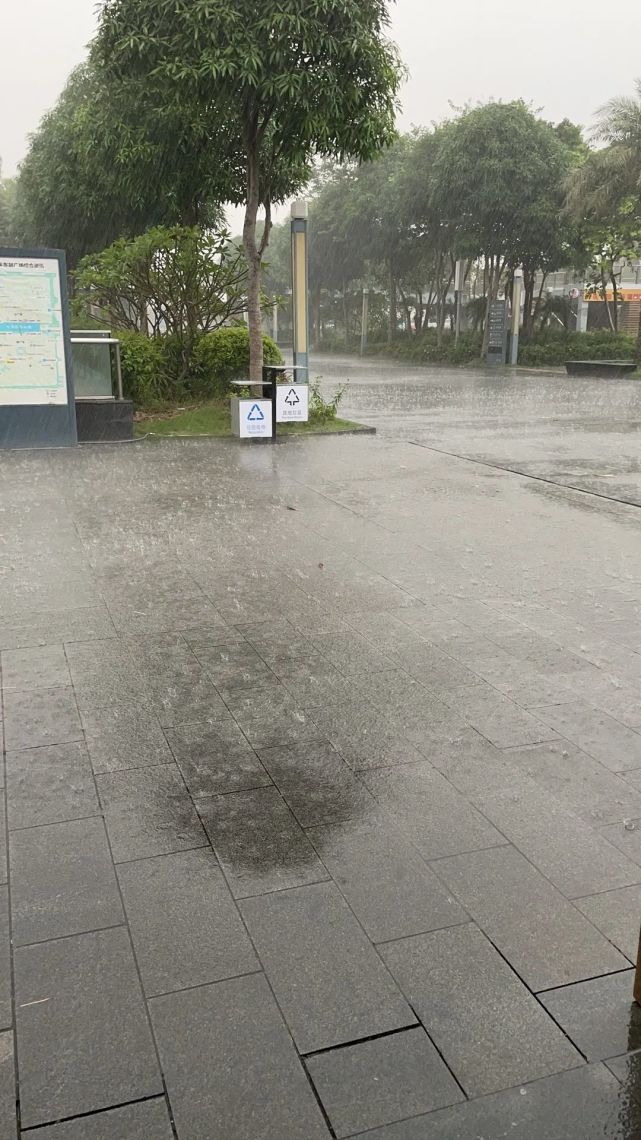 城市白天下雨真实图片图片