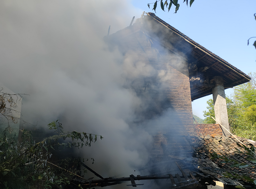 新化县这个村一民房突发大火,现场浓烟滚滚,村委紧急救援