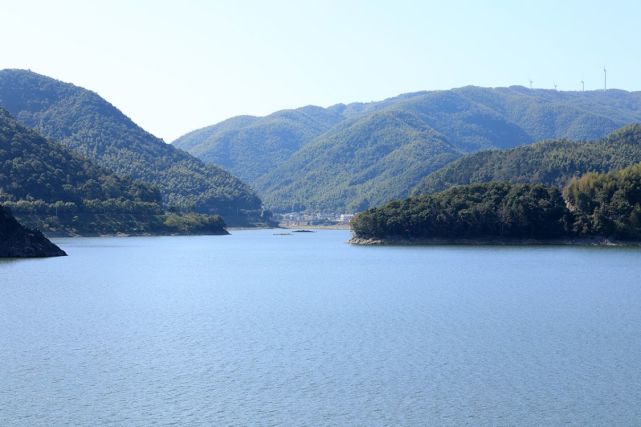 乡村旅游风景线风车公路至梅溪水库古村众多溪流婉转