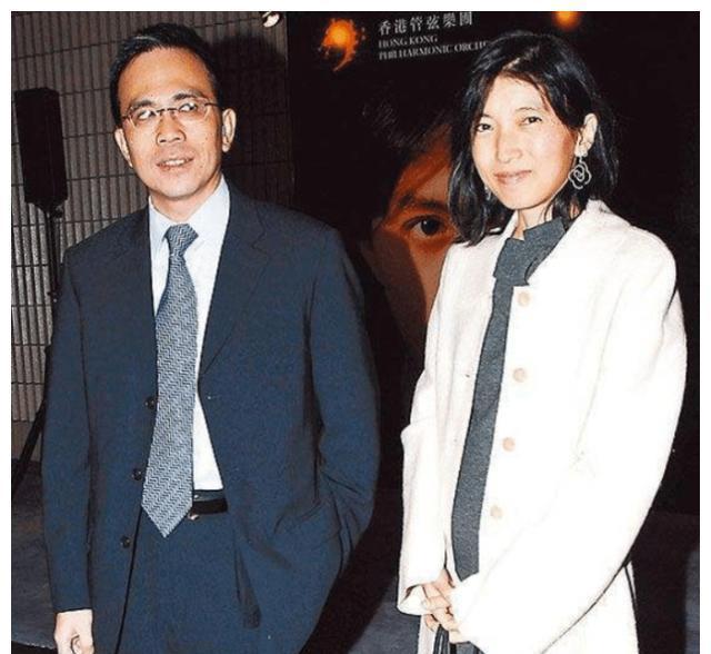 王富信结婚照片曝光难怪出身普通的她可以嫁给首富之子李泽钜