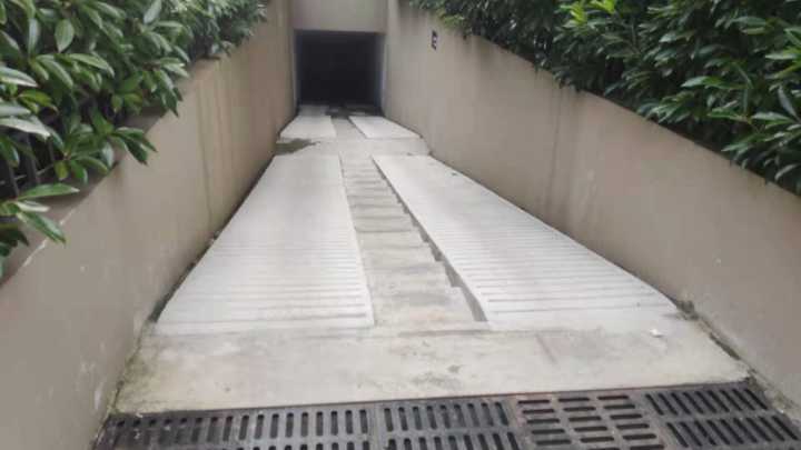 这个小区经常有人推着电瓶车上电梯,邻居慌兮兮,"我都不敢跟着坐电梯