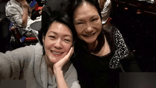 小s被解约代言后恐难翻身，妈妈代女儿回应风波：拜托不要封杀