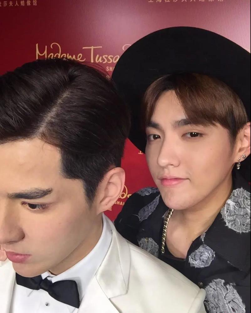 吴亦凡曾经有多自恋?面对自己的蜡像,立即单膝跪地向自己表白