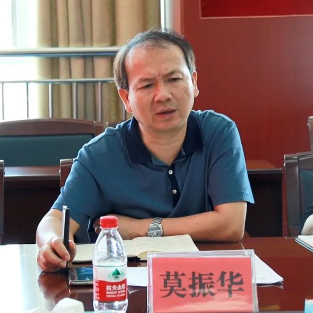 区委书记莫振华主持会议并讲话.