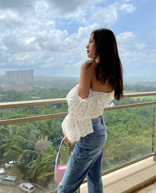 沈梦辰穿露背装秀身材,因肚脐太黑被吐槽,网友:多关注奥运会吧