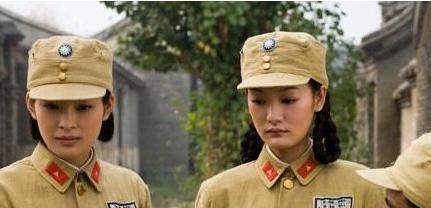 国民党2名女兵被我军俘虏李克农让穿长靴的走战士十分不解