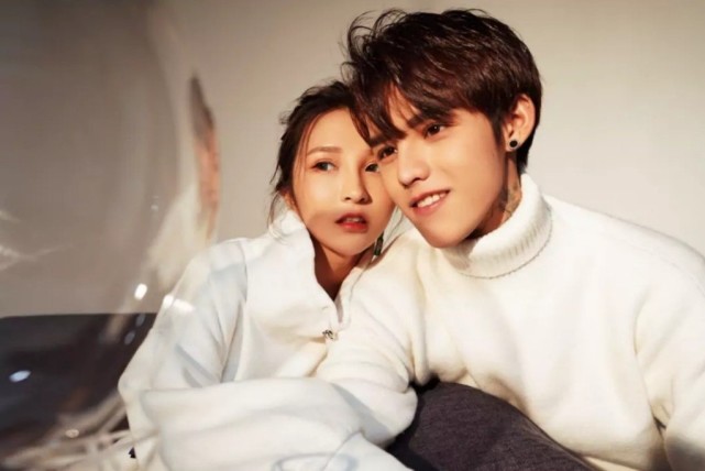 殷世航表达对何婧婧的思念之情,何婧婧的回应让人感到遗憾,她与新腾的