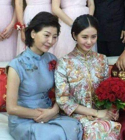 刘诗诗妈妈才是真的深藏不露只比吴奇隆大2岁却美如少女