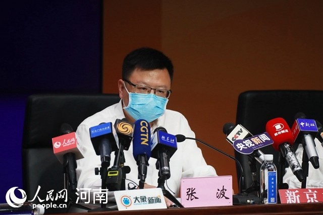 郑州市商务局局长张波作新闻发布.