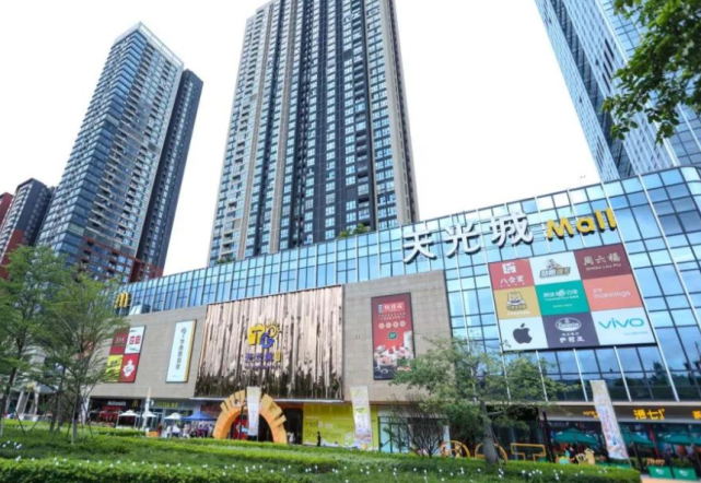 这座商场就是龙岗天光城购物中心,它地处于龙岗区龙城街道如意中路天