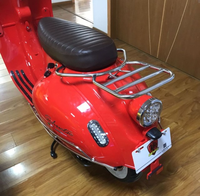 售价8980元实拍古斯特复古踏板车维斯帕外观只可惜油箱太小