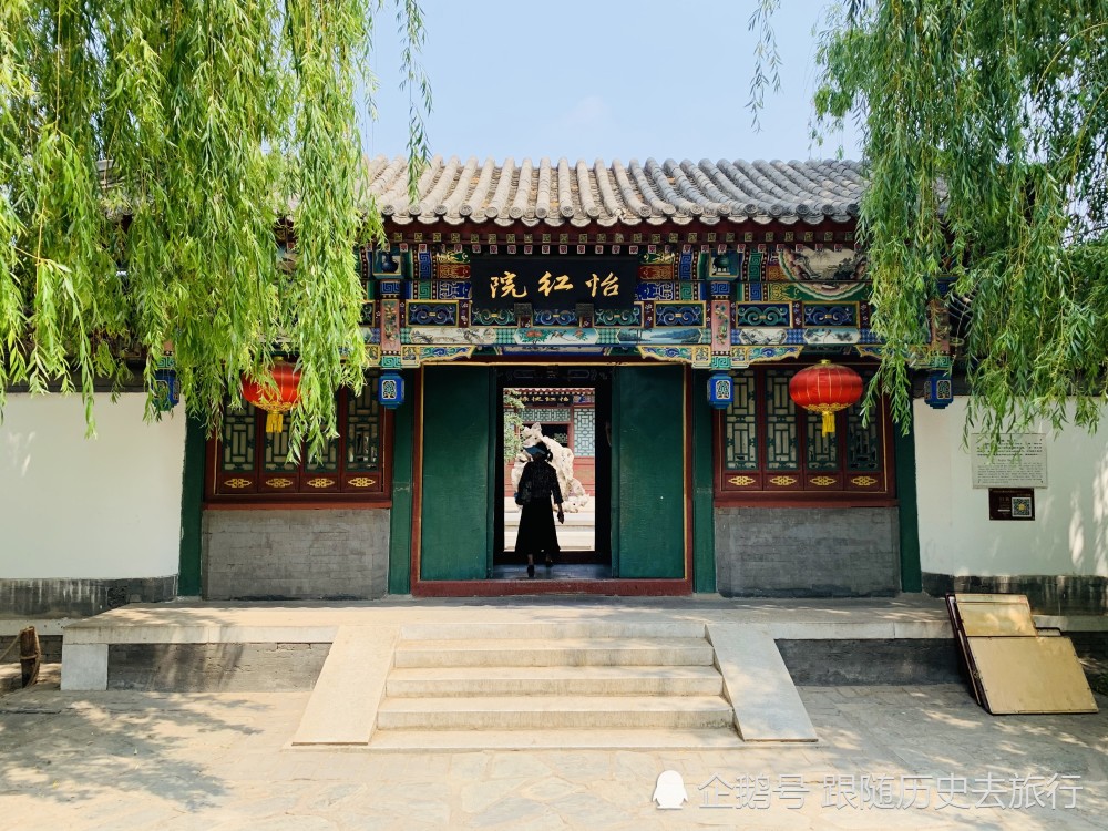 刚进来,就是一片叫做曲径通幽的假山群,穿过去首先来到的就是怡红院.