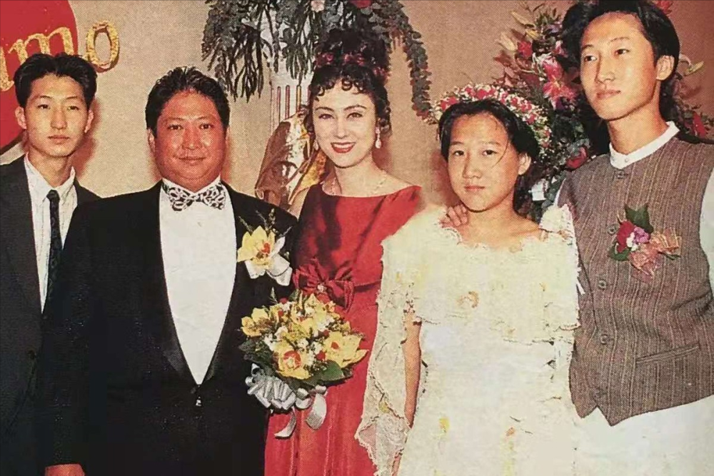 洪金宝韩国前妻近照罕曝光面色红润打扮气质离婚29年仍单身