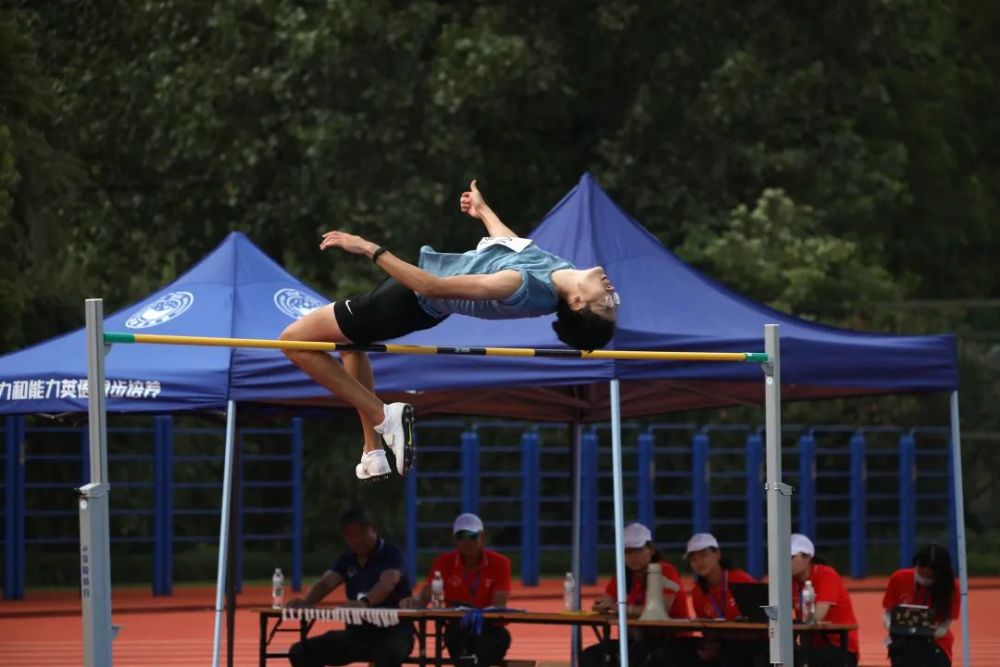 上午,阳光在云层的遮挡下,显得不那么骄纵,也使运动员们能够少受酷暑