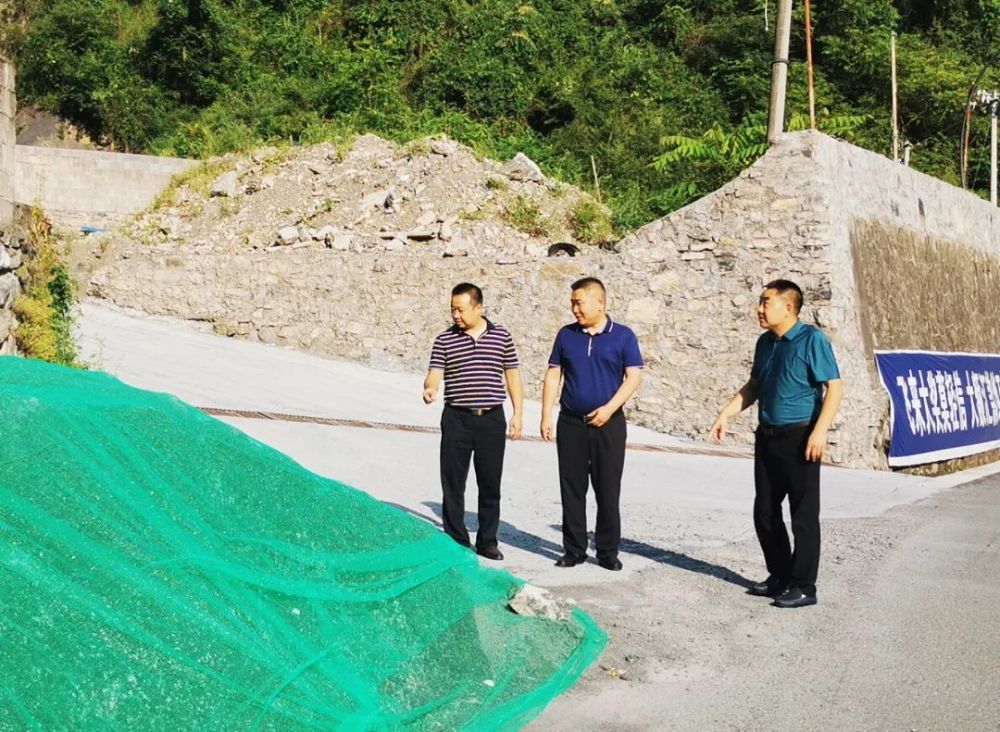 鲁延福到钟宝镇督导生态环境保护工作