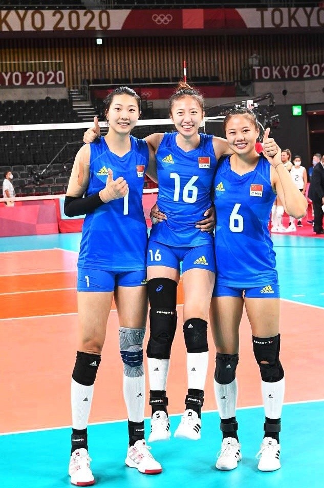 三位女排奥运冠军在东京拍摄专属合照丁霞挂在她俩身上竖起大拇指