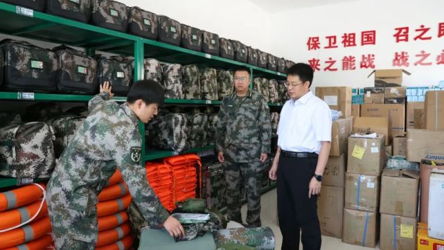 旗人民政府副旗长刘晓东及有关部门负责人参加慰问活动.