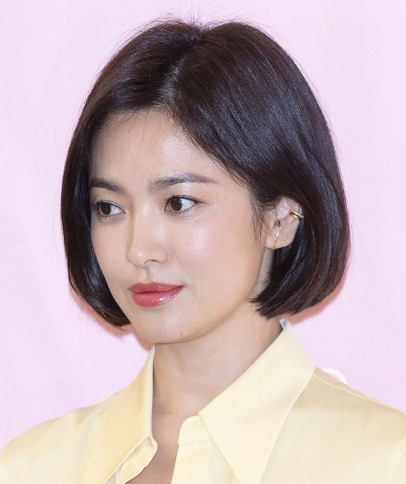 短发的宋慧乔更显成熟一身鹅黄色职业穿搭温柔大方又得体