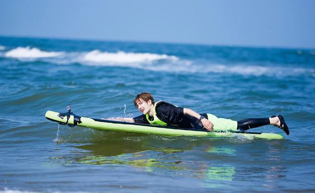王一博:海风 夏天 踏浪少年啵,《天天向上》舟山录制外景_腾讯新闻
