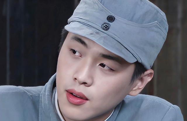 张若昀外形硬朗帅气,虽说眼睛小没有辨识度但却很有魅力,先不说颜值