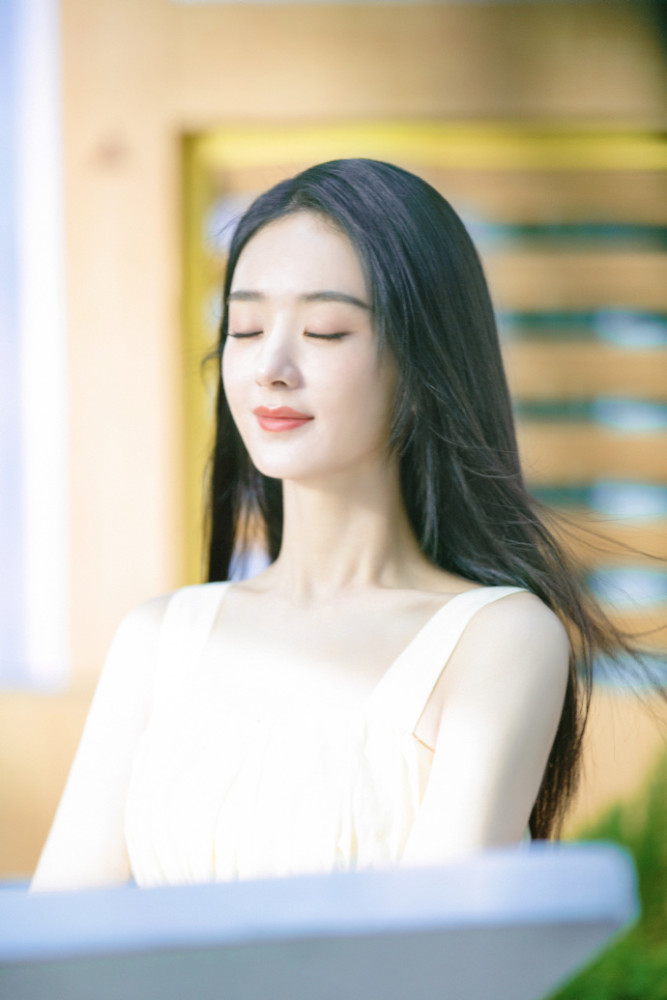 黑长直的赵丽颖才是"永远的神",一身黄色连衣裙,梦回江百合