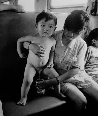 小孩尿急来不及去厕所,母亲顺手揣起桌上的杯子,留下原始一幕;男生们