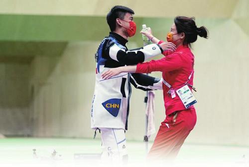 打破世界纪录夺冠后拥抱教练杜丽,山东00后神枪手张常鸿说:最想吃妈妈