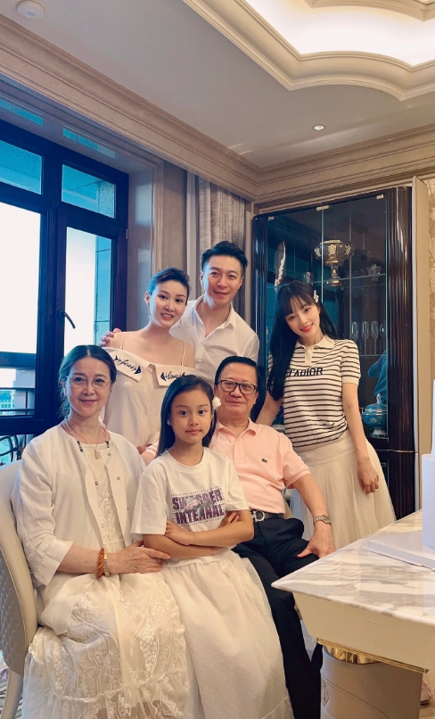 撒贝宁全家大变样女儿剪短发儿子变光头不敢认李白身材胖不少