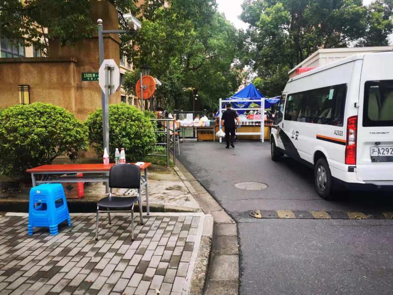 上海浦东心圆西苑小区被列为中风险地区,连夜封闭,小伙回不去单位返家