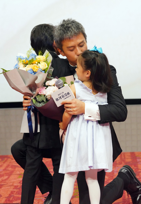 7岁邓涵一参加比赛,拼接外套扎起马尾辫接地气,孙俪邓超去支持|邓涵一