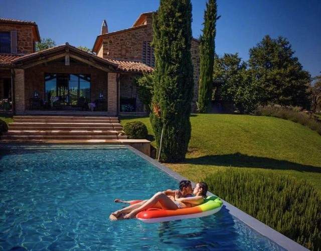 51岁李嘉欣晒出海靓照 索过选港姐时 婆婆去世后独留400亿遗产 全网搜