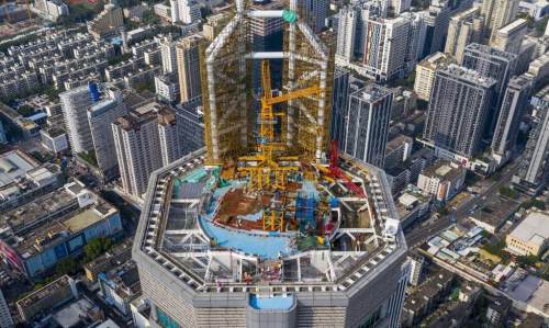 2021年8月2日,深圳华强北的赛格广场大厦楼顶桅杆拆除施工正在进行中.