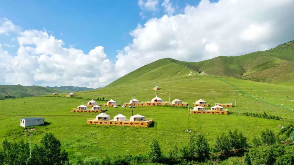 乌兰毛都草原上的蒙古包.