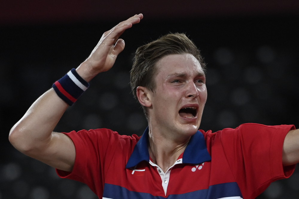 谌龙无缘卫冕男单冠军!安赛龙夺金后激动痛哭,两人交换球衣