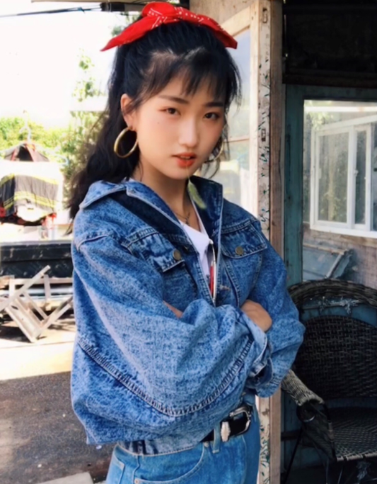 美女网红梦依人设翻车,被扒高价倒卖衣服,满口脏话