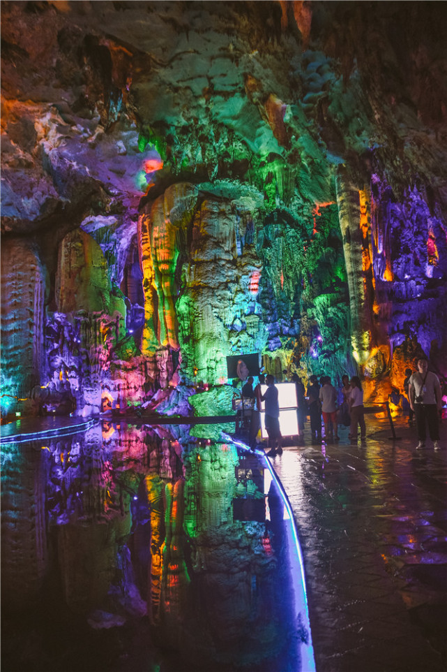 宝晶宫的大溶洞还是值得大家来看看的最好是跟着导游游览