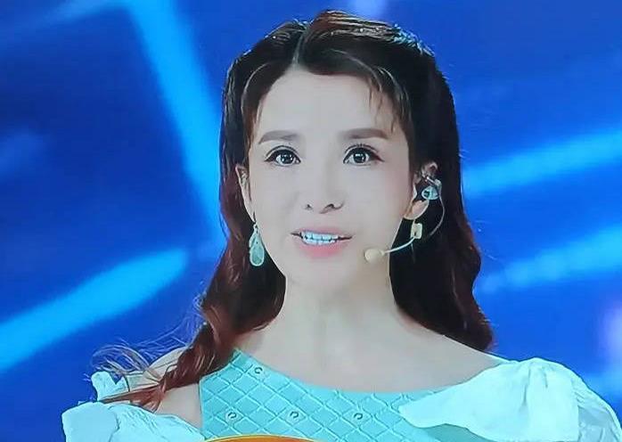 宋亚轩和朱迅撞衫,女装造型越看越像,小宋老师赢在肱二头肌出众_腾讯