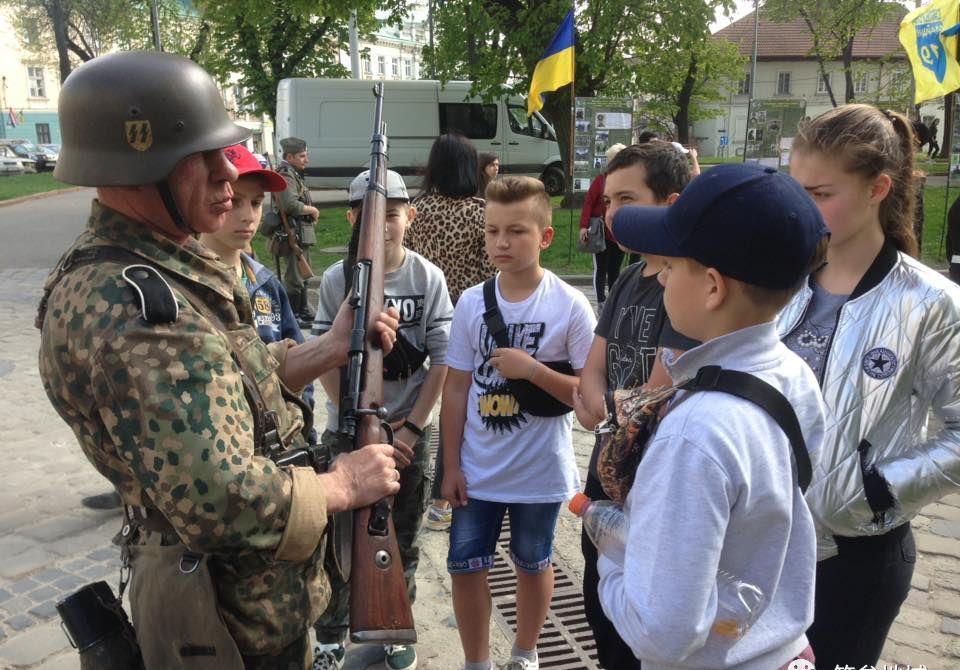 手持冲锋枪身着党卫军制服乌克兰政府竟公然为纳粹洗地
