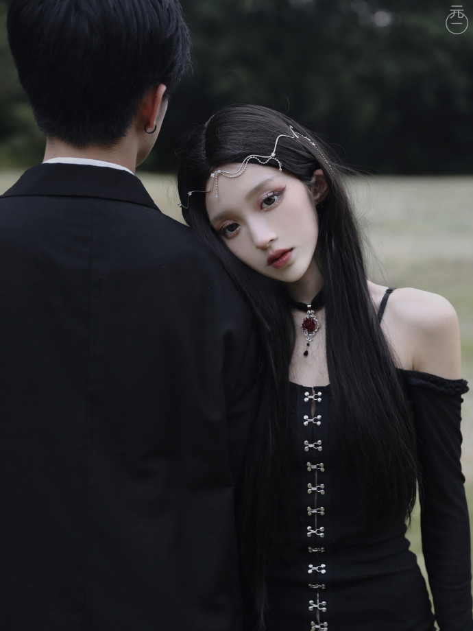 机智张戴黑色假发与男友拍绝美大片,造型精致但p图太猛,粉丝直呼认不