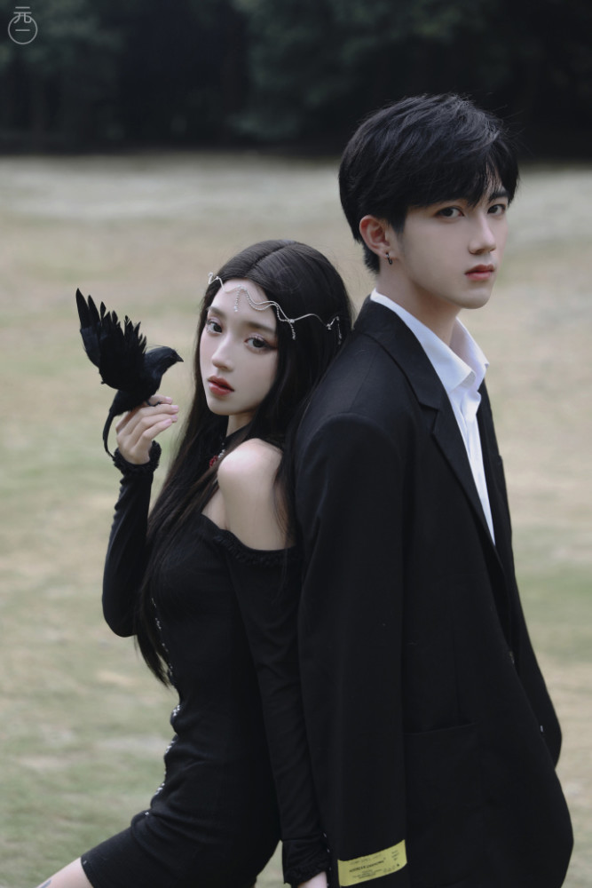 机智张戴黑色假发与男友拍绝美大片,造型精致但p图太猛,粉丝直呼认不