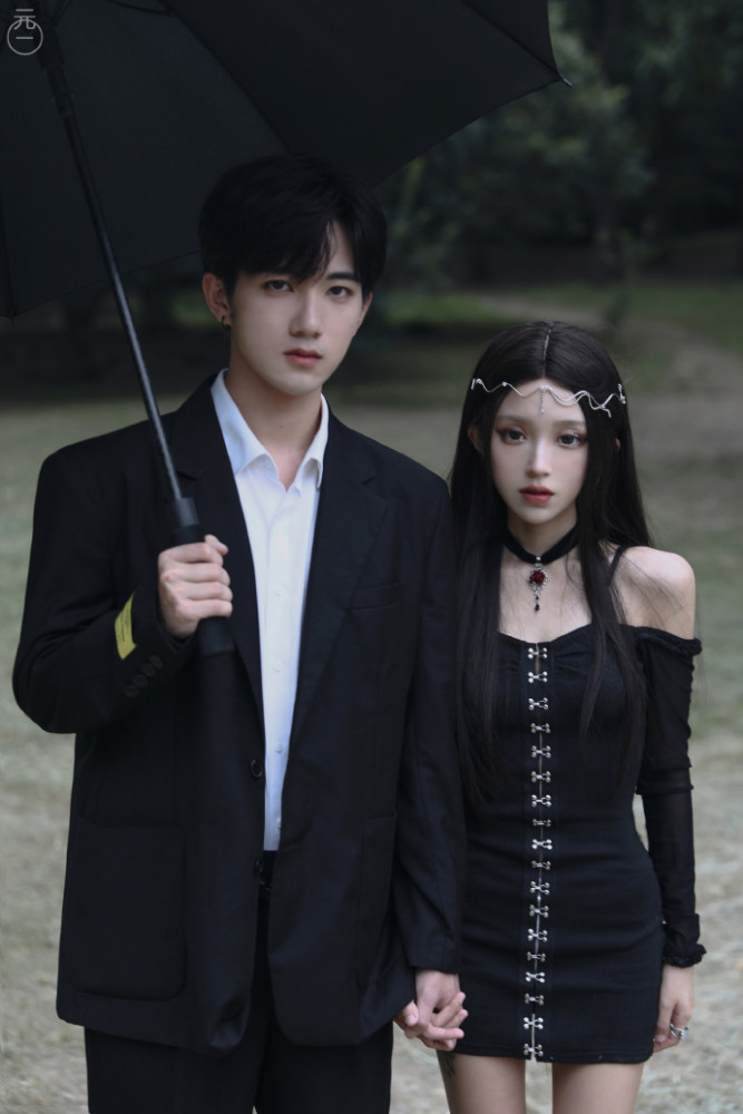 机智张戴黑色假发与男友拍绝美大片,造型精致但p图太猛,粉丝直呼认不