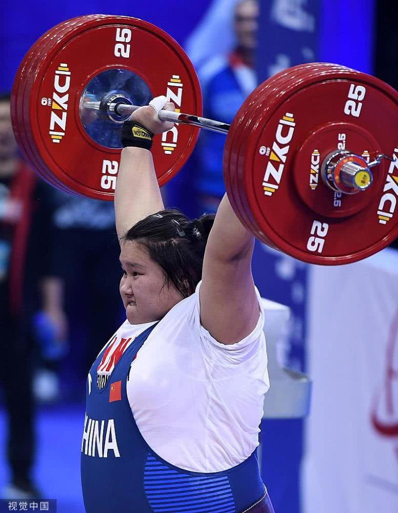 李雯雯重量级举重力拔头筹,变性人对手也没能阻挡她稳拿金牌,并且创超