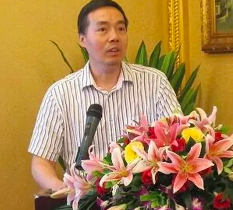 爸爸被传叫李开明,毕业于清华,武大硕博连读,现任生态环境部华南环境