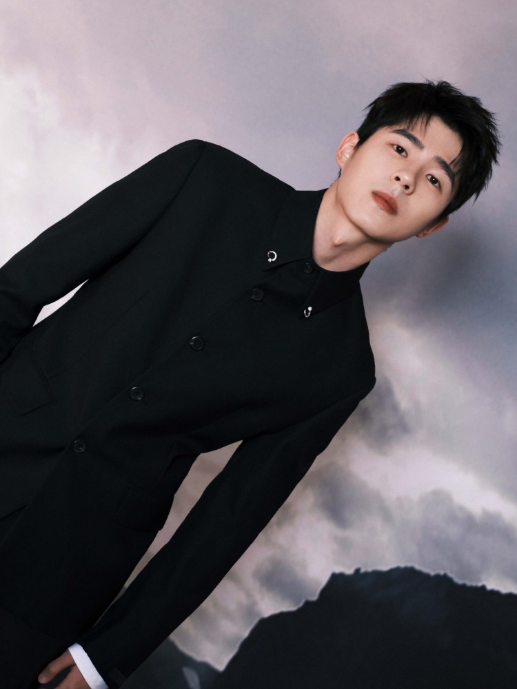 刘昊然穿西装成熟帅气无惧怼脸拍