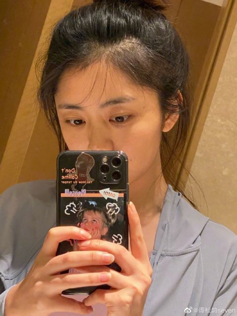 谭松韵晒素颜自拍娃娃脸干净清爽惹人爱