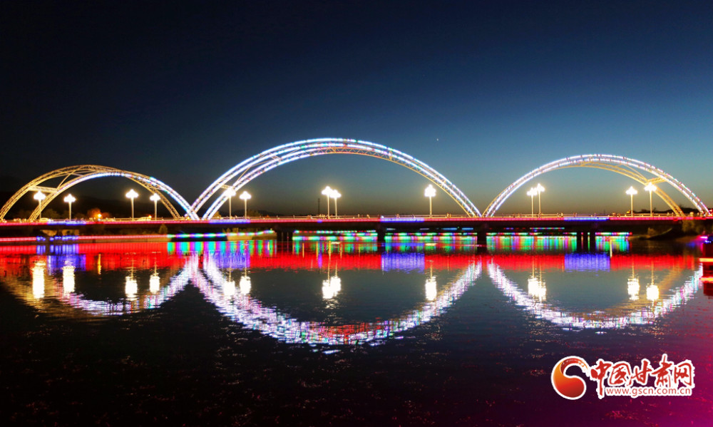 这是7月30日晚在嘉峪关市南湖水上音乐喷泉广场拍摄的夜景.