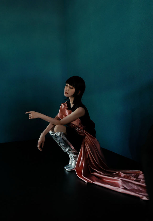 刘诗诗齐刘海鲻鱼头摩登飒爽 多样造型绽放独特魅力